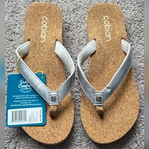 NWT Cobian Women's Capri Bounce Silver Flip-Flops Sandals, Size 7